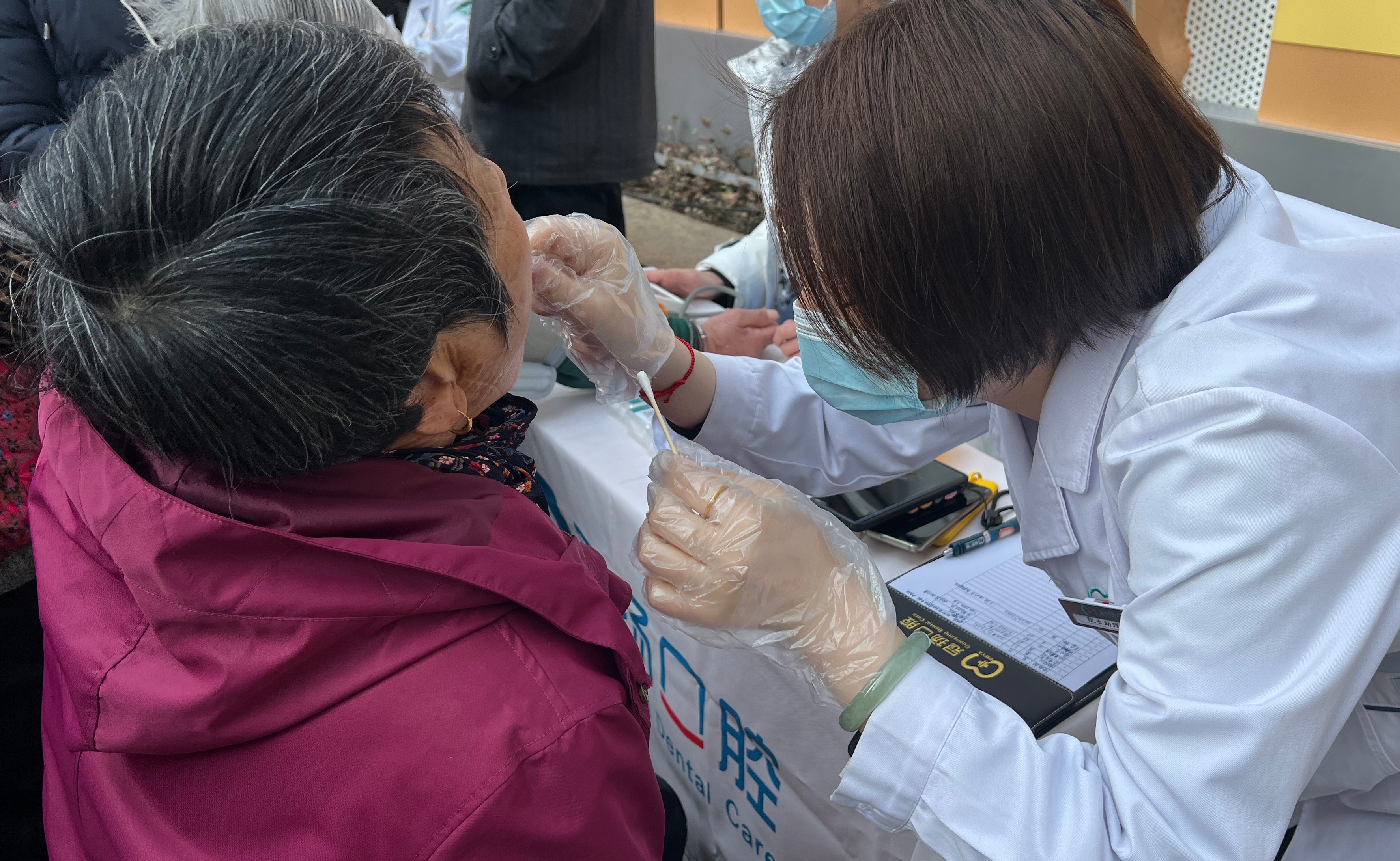 關愛口腔，守護健康 冠揚口腔愛牙護齒公益團隊走進蕭山區(qū)盈 二佳苑社區(qū)為居民朋友帶來健康義診服